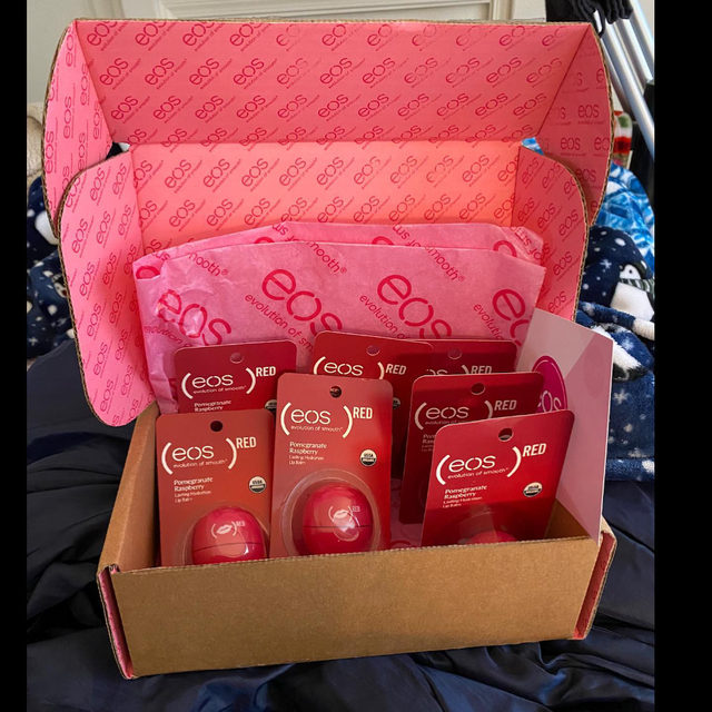 Me & my AvoHuman Mom both support red at all costs. Let's help, finally find a cure for HIV/AIDS. ❤️
•
#eos #eoslipbalm #eosred #red #productred #aids #hiv #endhiv #endaids #cure #curehiv #curesids #lipbalm #eosevolutionofsmooth #avocado #avocado🥑 #bewell #find #findacure #findacureforhiv #findacureforaids #eosstaysmooth #staysmooth #color #amuseablesavocado #jellycatamuseables #nofilter #hivawareness #aidsawareness 
•
red eosproducts jellycat_official