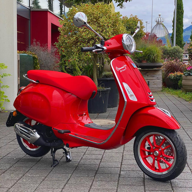 Einen Beitrag an eine gute Sache leisten
Vespa und (RED) haben sich zusammen geschlossen, um die Primavera 125 (RED) zu schaffen Ein Beitrag von jeder verkauften Roller erlaubt es (RED), mehr als 500 Tage lang lebensrettende HIV-Medikamente zur Verfügung zu stellen, die verhindern helfen, dass Mütter, die mit dem Virus leben, es an ihre ungeborenen Babys weitergeben.

————————————————————————————————— #Vespa #Red #redfoundation #antiaidsfoundation #primavera #corona #2021 #biker #family #love #lucerne #smile #bikelife #meme